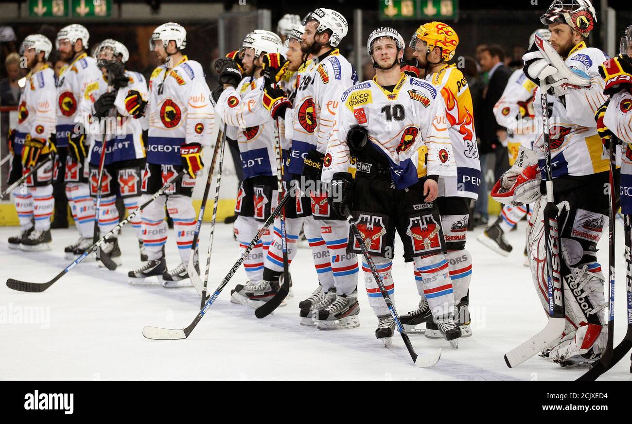 Team members of SC Bern (SCB) stand on the rink after losing their Swiss ice hockey play-off game against ZSC Lion at the Hallenstadion arena in Zurich April 14, 2012. REUTERS/Arnd Wiegmann (SWITZERLAND - Tags: SPORT ICE HOCKEY) Stock Photo