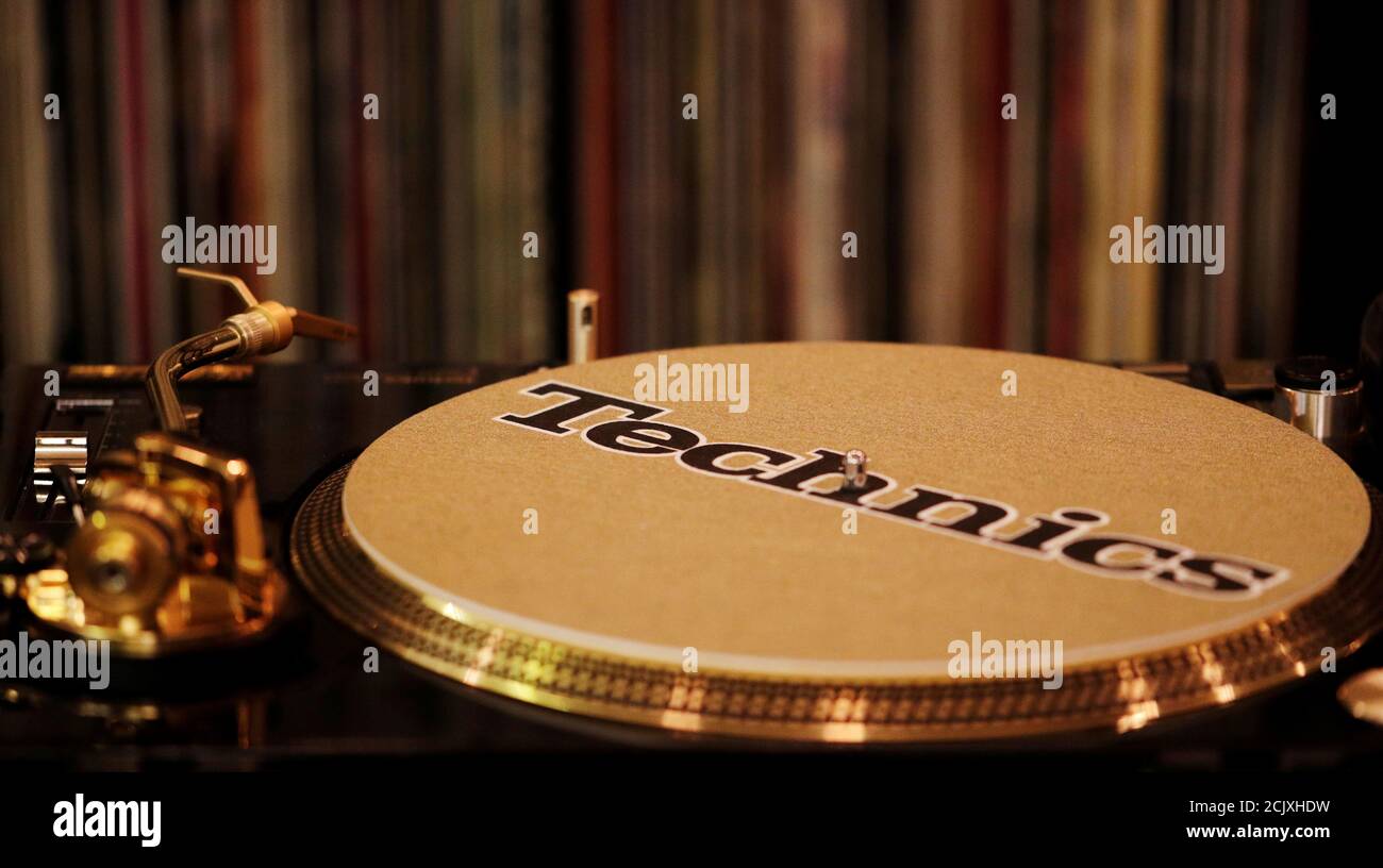 A gold plated Technics SL-1200 Limited Edition turntable is seen at a  recording studio in Vienna, Austria December 13, 2017. REUTERS/Heinz-Peter  Bader Stock Photo - Alamy