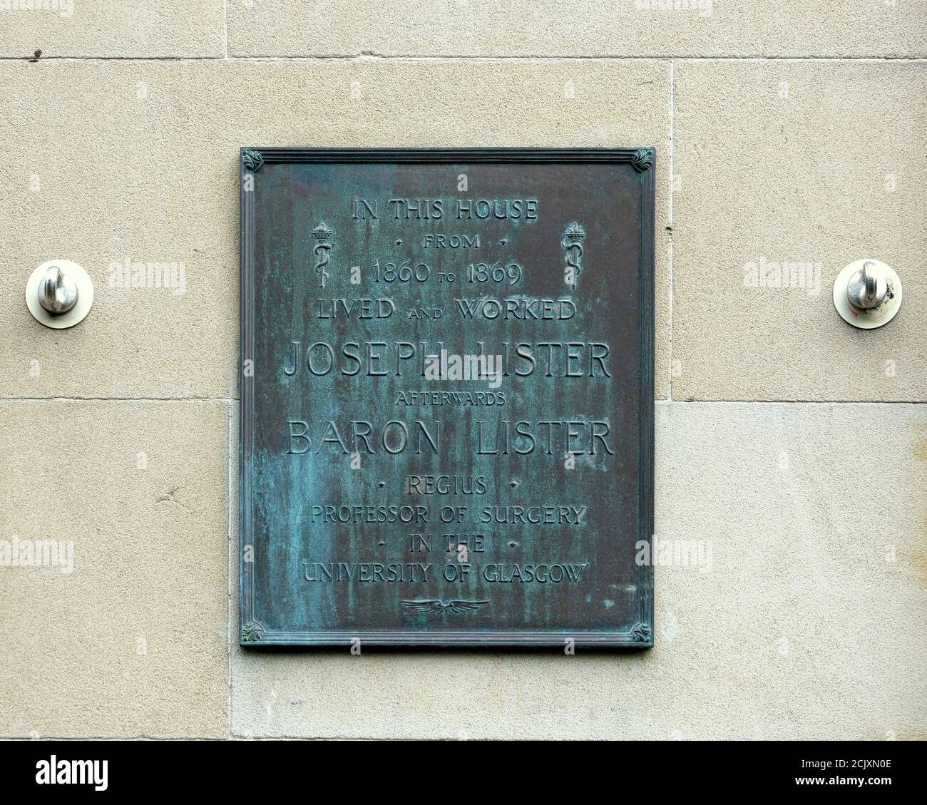 'In this house from 1860 to 1869 lived and worked Joseph Lister afterwards Baron Lister Regius professor of surgery in the University of Glasgow' Stock Photo