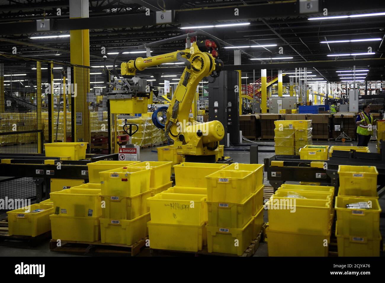 A 6-axis robotic arm picks up sorting containers at the Amazon fulfillment  center in Baltimore, Maryland, U.S., April 30, 2019. REUTERS/Clodagh  Kilcoyne Stock Photo - Alamy