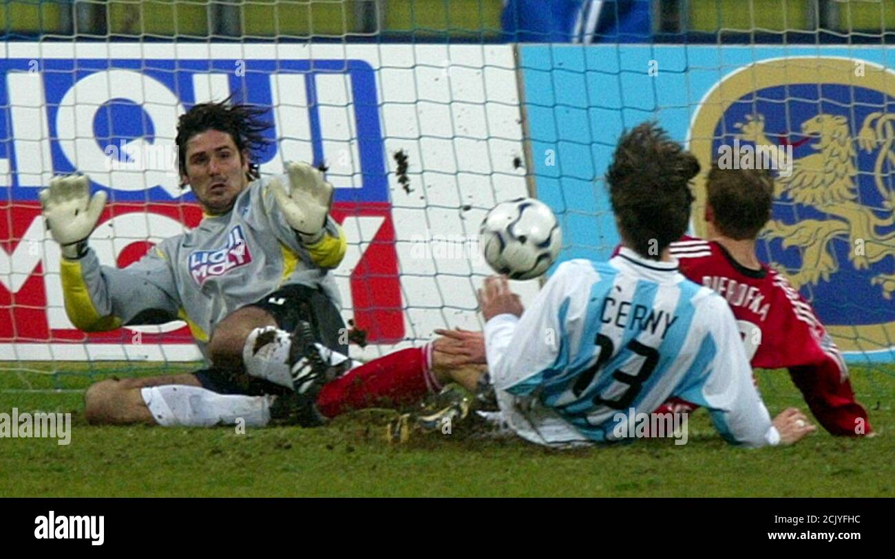 Daniel Bierofka (R) of Bayer Leverkusen scores through the block of TSV 1860 Munich's Harald Cerny (C) and goalkeeper Simon Jentzsch during a German first league soccer match in Munich's olympic stadium November 7, 2002. REUTERS/Michael Dalder REUTERS ADVISES THAT ACCORDING TO THE DFL THIS IMAGE CANNOT BE PUBLISHED ONLINE OR ON A MOBILE PLATFORM FOR THE DURATION OF THIS GAME WITHOUT ITS AUTHORITY. PLEASE CONTACT THE DFL DIRECTLY FOR FURTHER INFORMATION. REUTERS  MAD/AKW/CMC Stock Photo