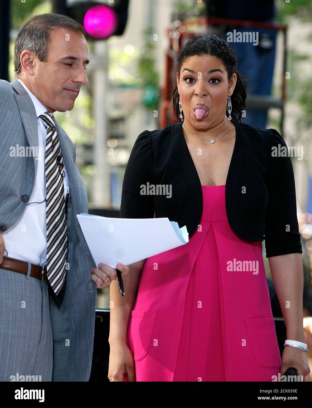 RNPS IMAGES OF THE YEAR 2007 - ENTERTAINMENT - Jordin Sparks, 'American Idol' winner, talks with host Matt Lauer during an appearance on NBC's 'Today' show in New York May 31, 2007. REUTERS/Brendan McDermid  (UNITED STATES) Stock Photo