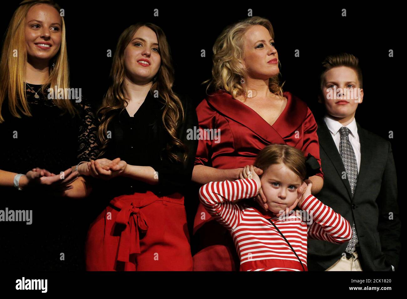 I særdeleshed udslæt Råd Australian Labor Party opposition leader Bill Shorten's wife Chloe (2nd R)  places her hands over their daughter Clementine's ears during cheers from  the crowd during an election night party in Melbourne, July