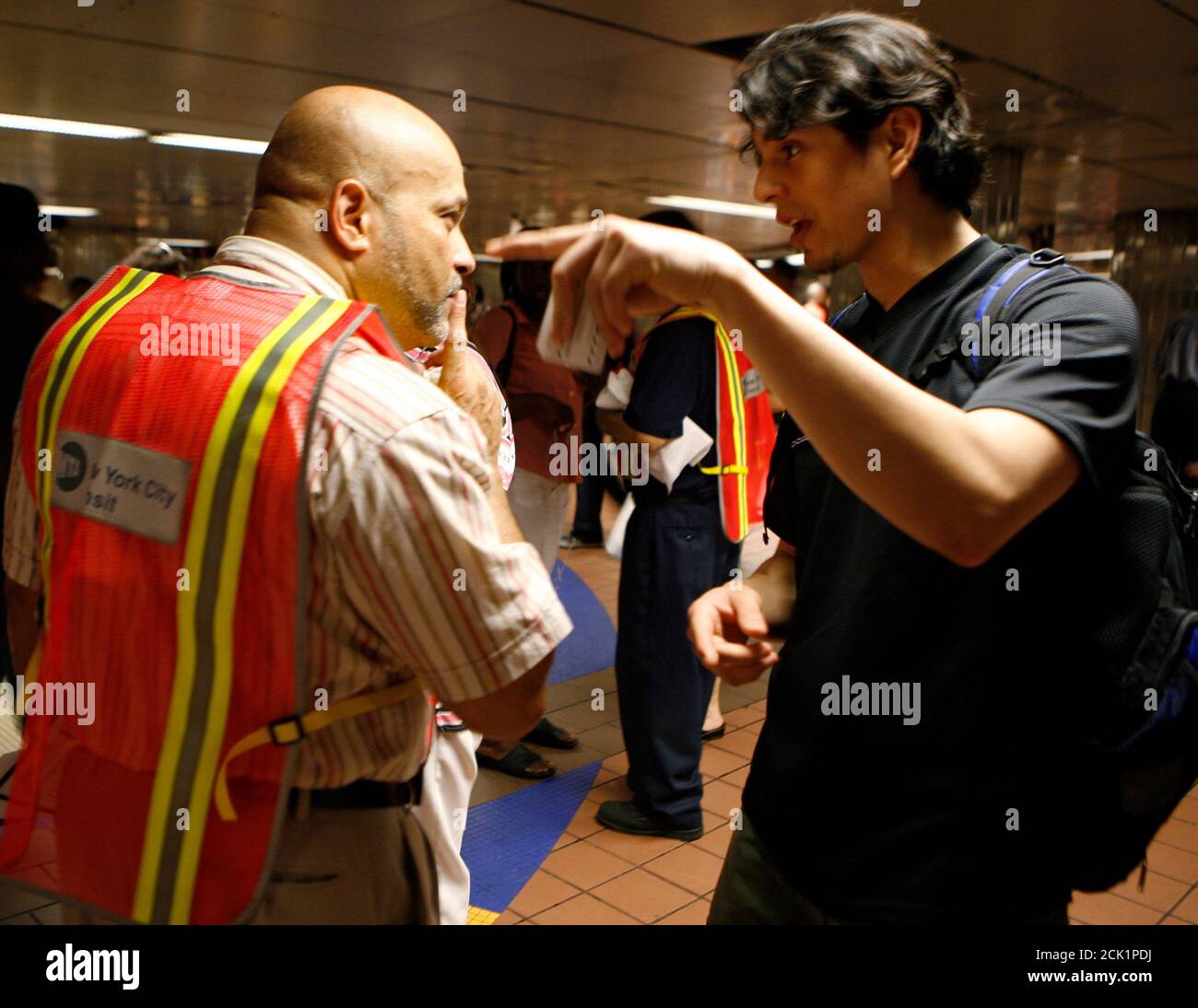 A New York MTA employee gives directions to a commuter during the evening rush, after the trains were shut down as a result of a power outage in parts of  New York, June 27, 2007. A power outage struck parts of Manhattan's wealthy Upper East Side during a heat wave on Wednesday, shutting down some subway service and schools while forcing an evacuation of a major art museum.     REUTERS/Brendan McDermid (UNITED STATES) Stock Photo