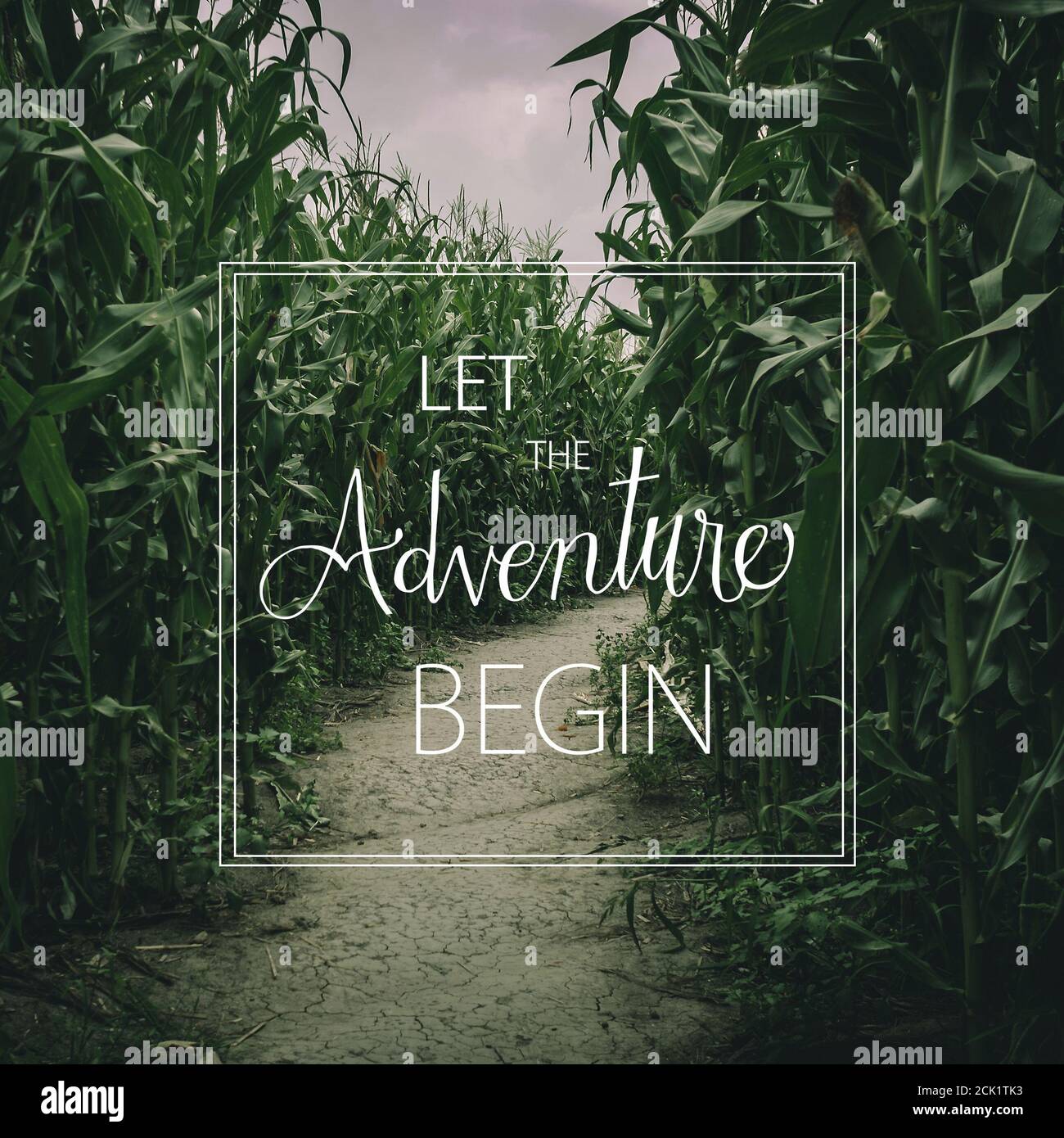 Cornice Portafoto Let The Adventure Begin - 20x25 Cm - Legno Bianco Shabby Con Ciondolo A Cuore Inciso