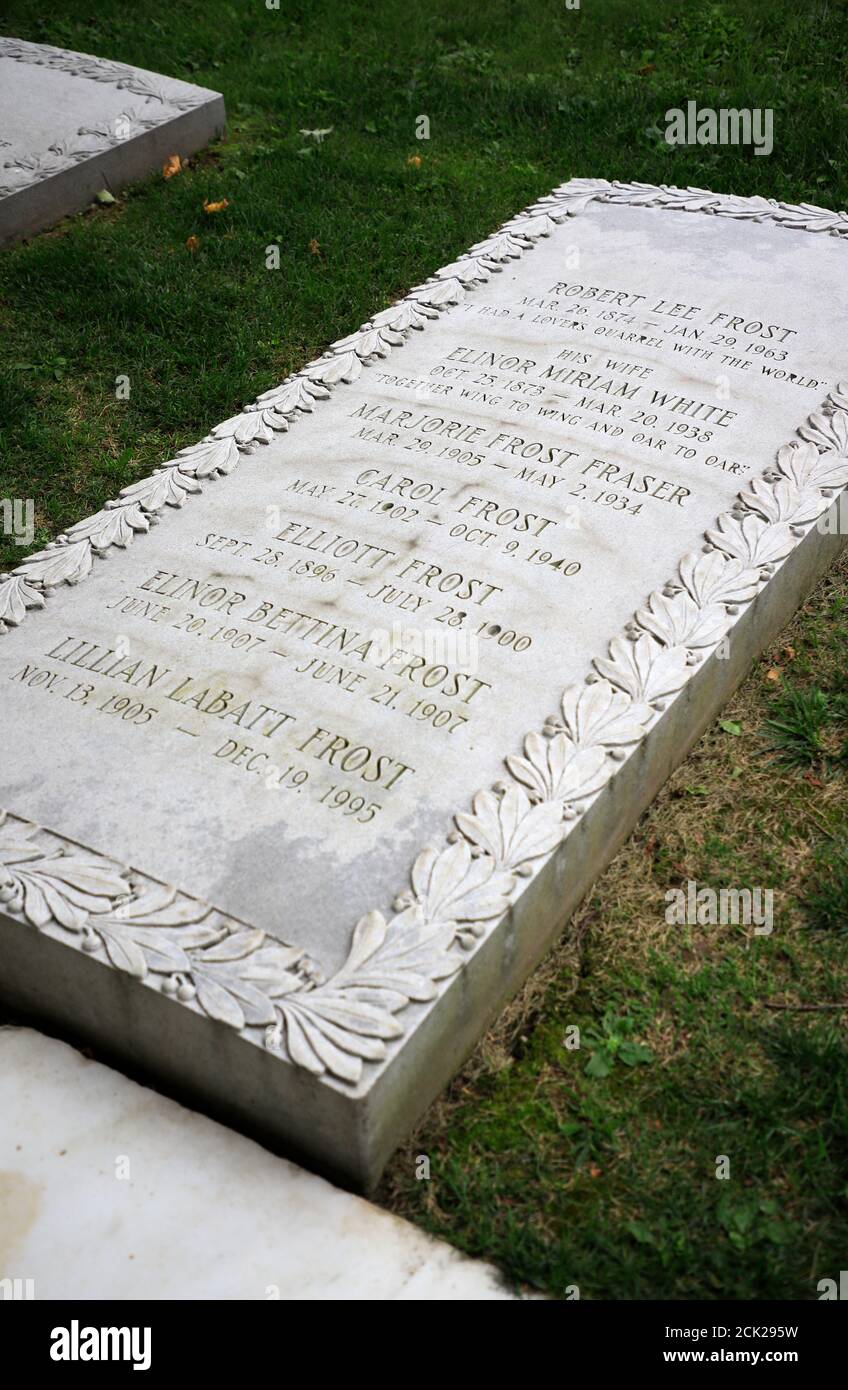 The tombstone of Robert Lee Frost family's grave in Bennington Old ...