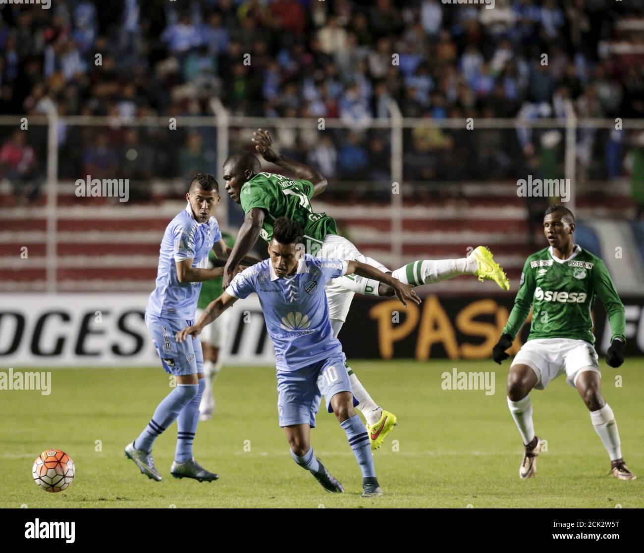 Football Soccer Bolivar V Deportivo Cali Copa Libertadores Hernando Siles Stadium La Paz Bolivia 3 3 16 Bolivar S Rudy Cardozo C Is Fouled By Deportivo Cali S German Mera Top While Deportivo