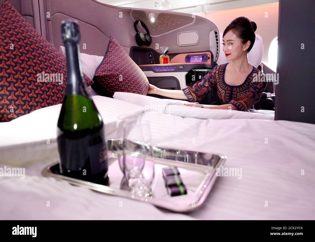 Singapore airlines cabin stewardess hi-res stock photography and images ...