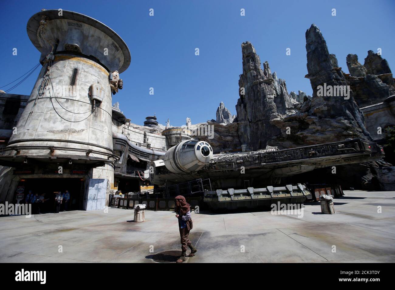 Được xây dựng từ chi tiết tinh xảo đến từng cạnh, chiếc Millennium Falcon phản ánh đầy đủ tinh thần của loạt phim Star Wars. Hãy đón xem ảnh của chiếc tàu vũ trụ này để khám phá thêm các chi tiết đầy mê hoặc.