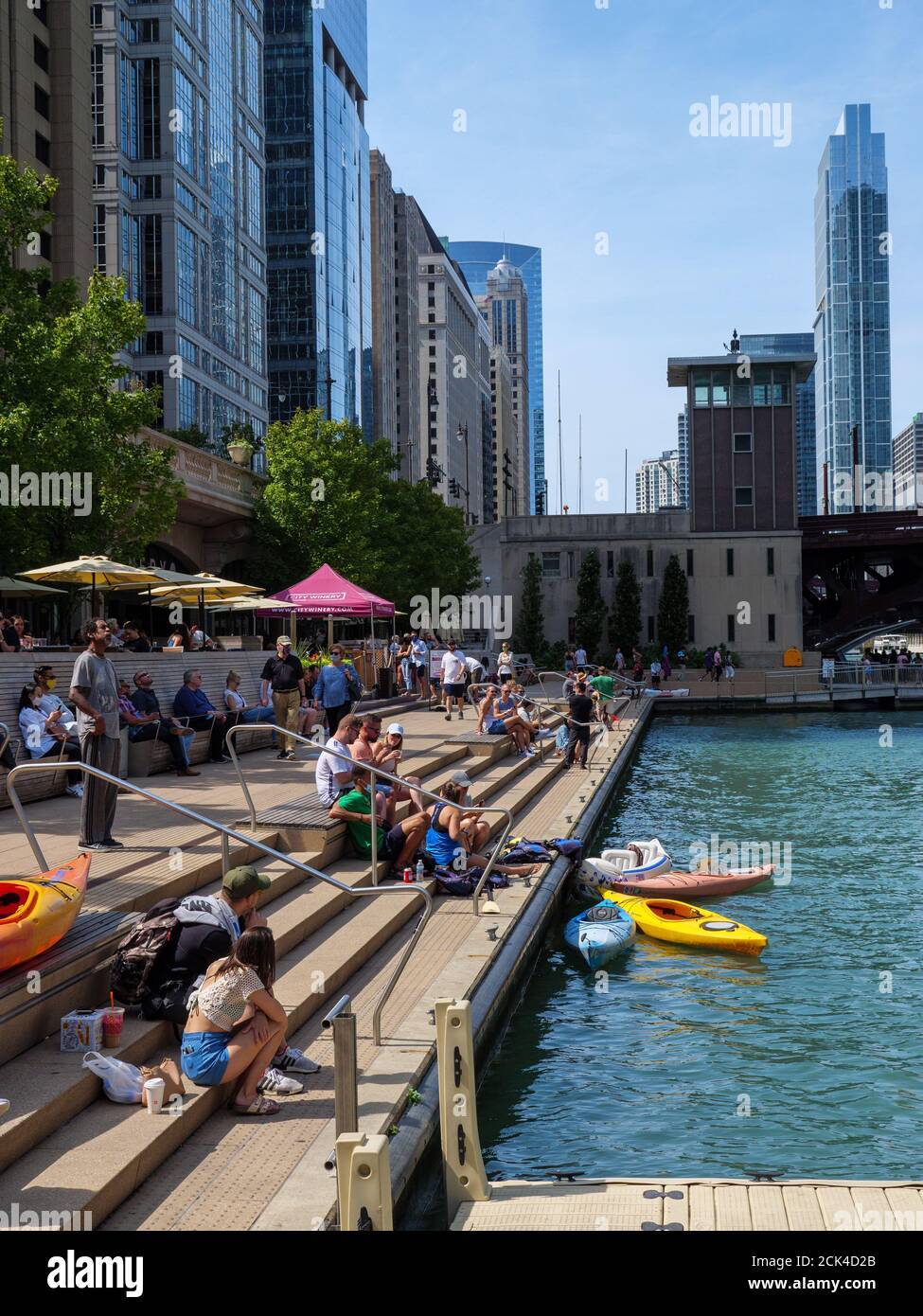 Chicago Riverwalk and kayaks Stock Photo Alamy