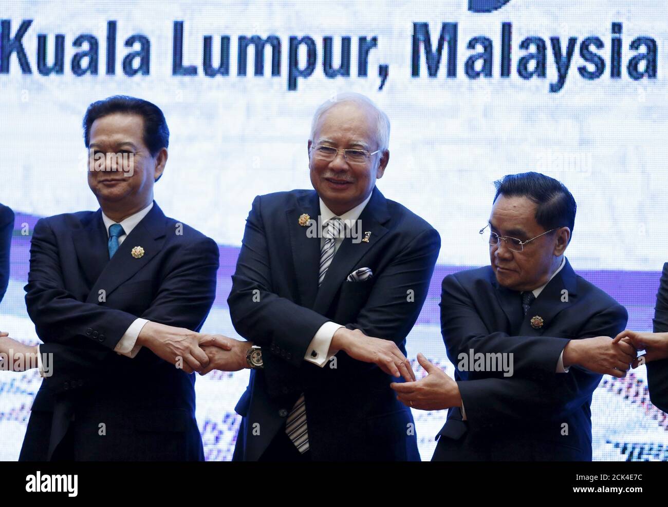 L-R) Vietnamu0027s Prime Minister Nguyen Tan Dung, Malaysiau0027s Prime 