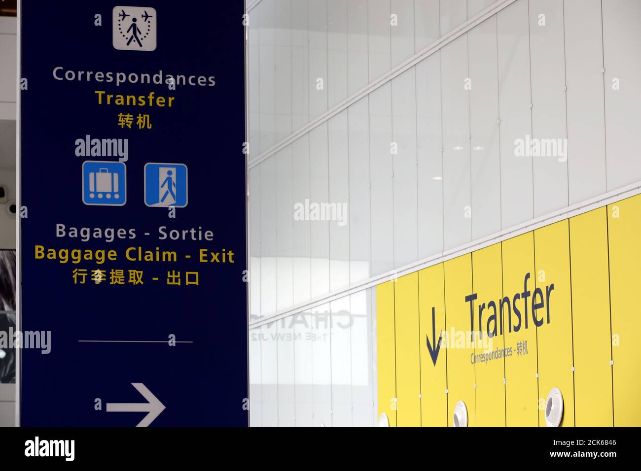 Transfer and baggage claim signs are seen at the Paris Charles de Gaulle  airport in Roissy, France, June 19, 2019. Picture taken June 19, 2019.  REUTERS/Philippe Wojazer Stock Photo - Alamy