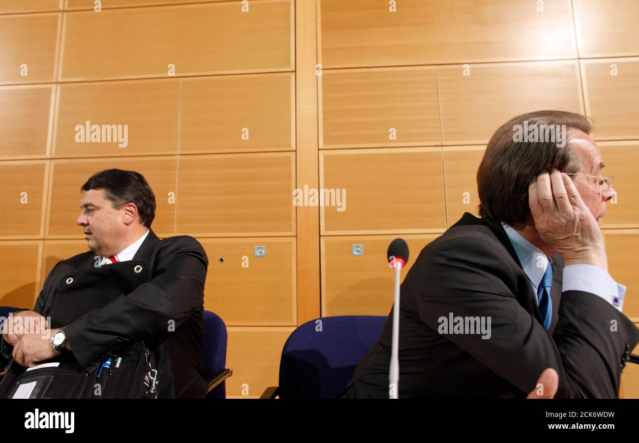 Outgoing leader of Germany's Social Democratic Party (SPD) Franz Muentefering (R) and designated party leader Sigmar Gabriel attend a party board meeting in Berlin October 5, 2009. Germany's Social Democrats, still reeling from their worst election since World War Two, began a leadership shake-up on Tuesday as they prepared to head into opposition for the first time in more than a decade. REUTERS/Thomas Peter (GERMANY POLITICS IMAGES OF THE DAY) Stock Photo