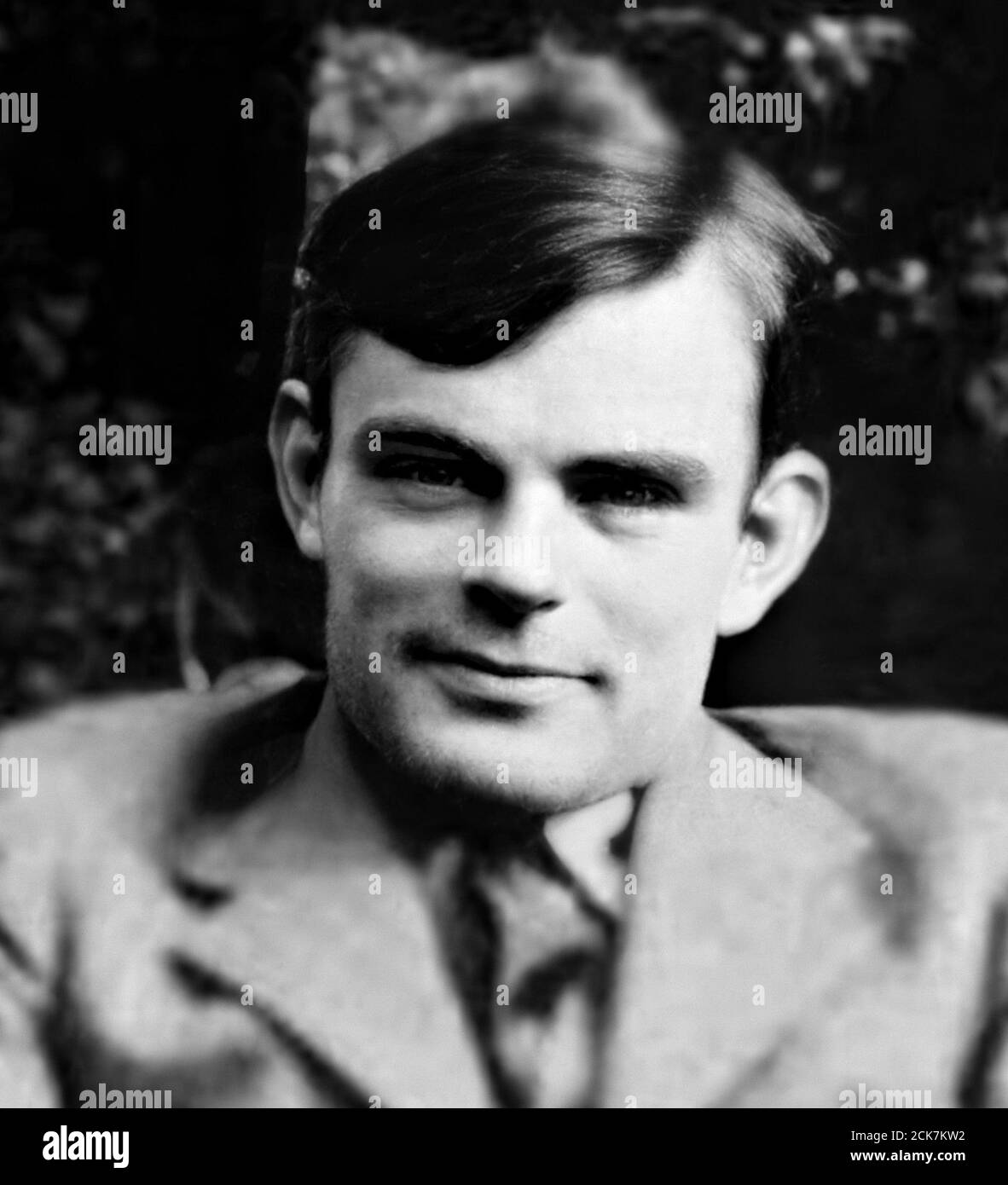 1940 ca., GREAT BRITAIN : The british mathematician ALAN Mathison TURING ( 1912 - 1954 ), inventor of decoder machine for ENIGMA CODE during the World War II when Nazi U-Boat blocked the Britain .  Unknown photographer .- COMPUTER - WAR HERO - EROE DI GUERRA - MATEMATICO - MATEMATICA - INTELLIGENZA ARTIFICIALE - LGBT - VICTIM - GAY - HOMOSEXUAL - HOMOSEXUALITY - omosessuale - omosessualità - portrait - ritratto  ---  Archivio GBB Stock Photo