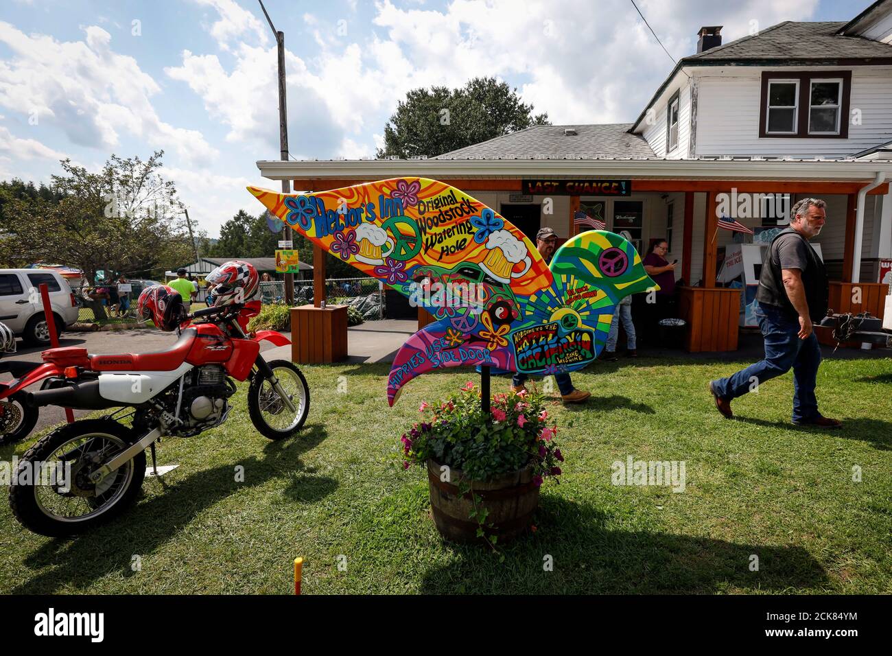 18 guests hires stock photography and images Alamy