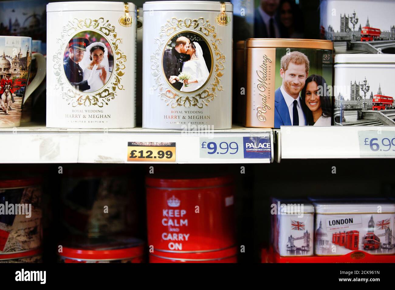 Buckingham palace merchandise hires stock photography and images Alamy