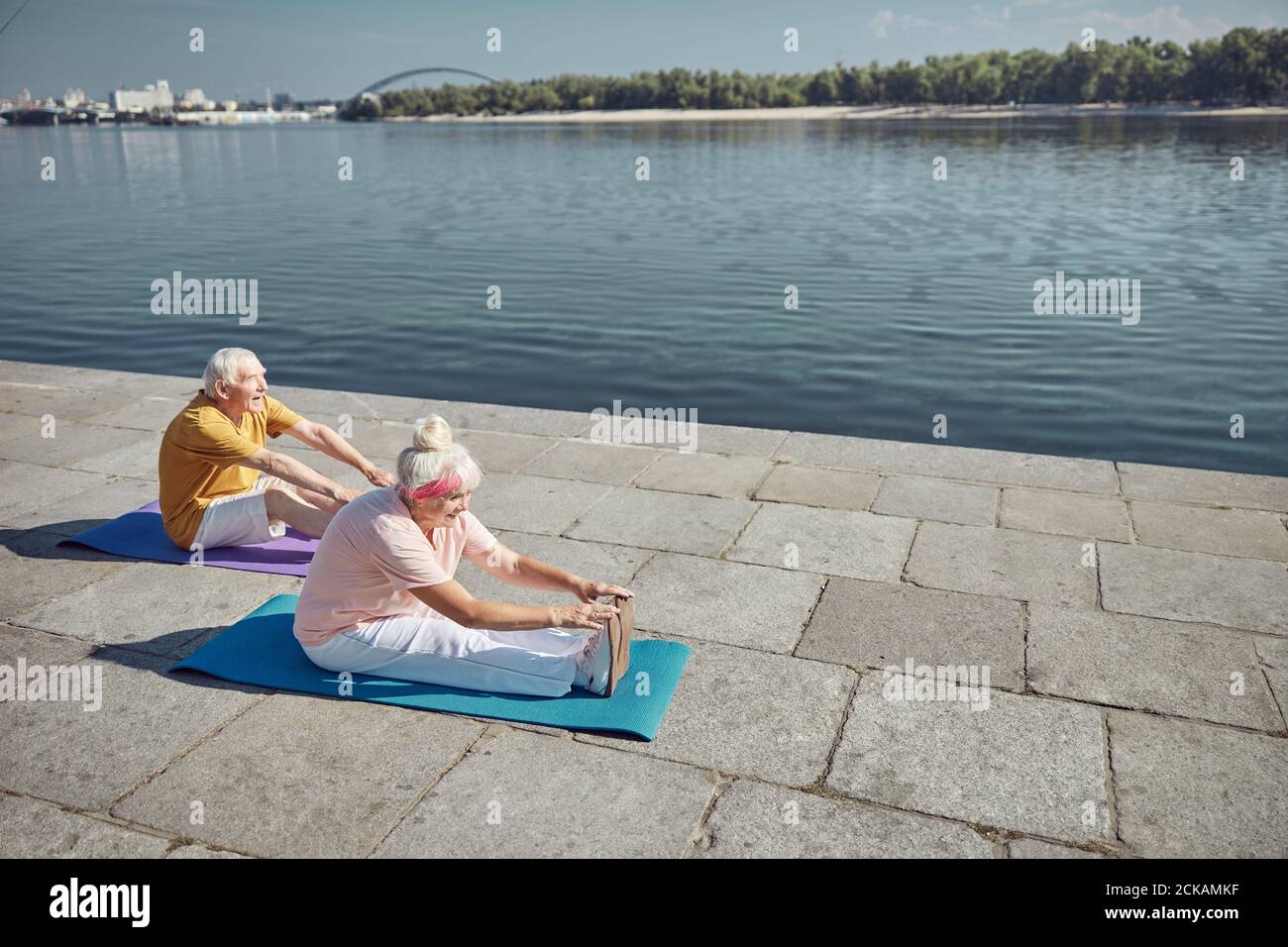 Senior seated exercise hi-res stock photography and images - Alamy