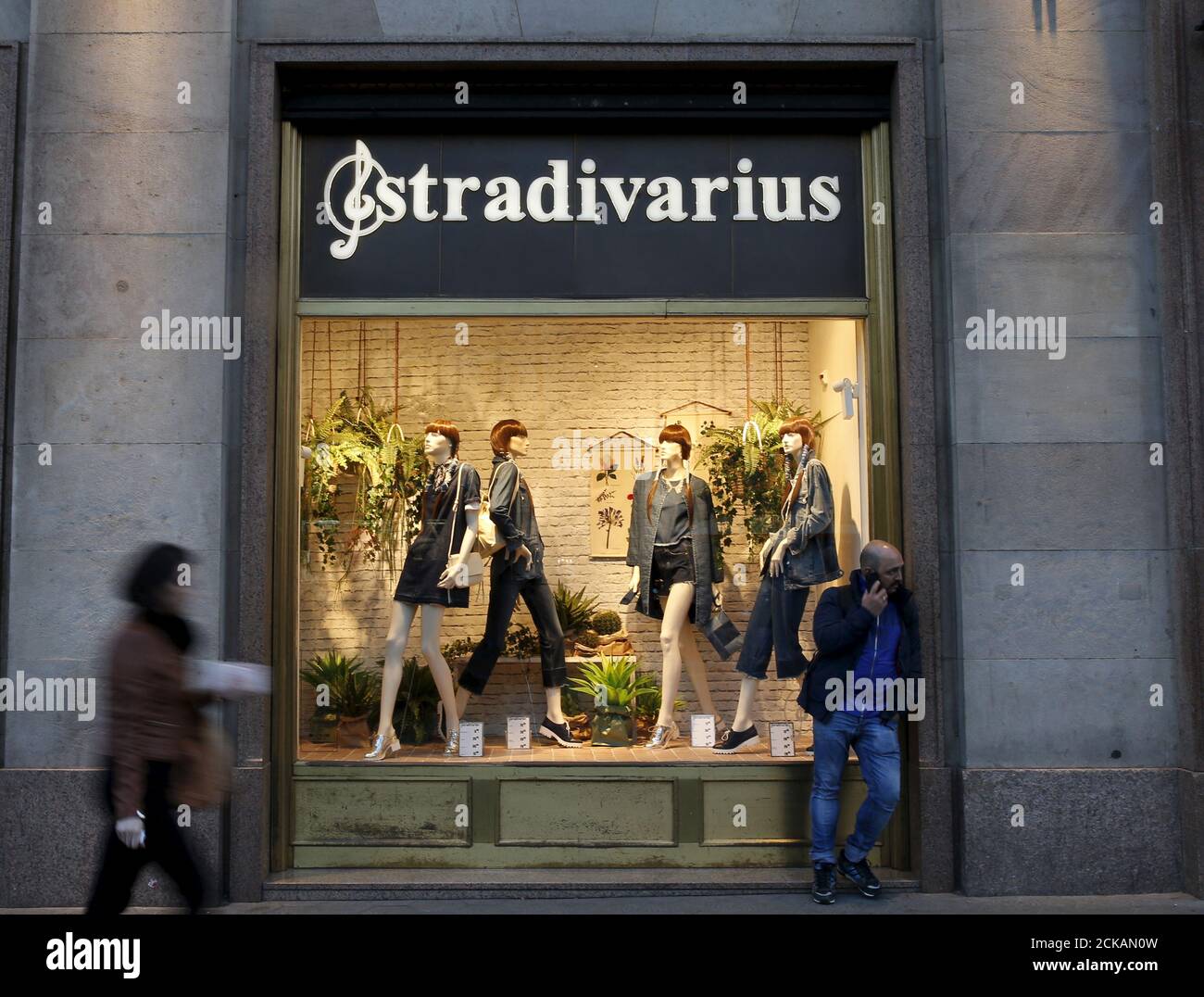 Clothing store in spain hi-res stock photography and images - Page 4 - Alamy