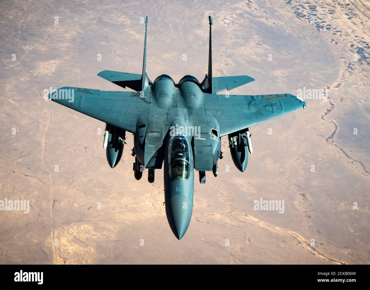 A U.S. Air Force F-15E Strike Eagle flies over the U.S. Central Command area of responsibility, Aug. 24, 2020.  The F-15E Strike Eagle is a dual-role fighter designed to perform air-to-air and air-to-ground missions, demonstrating U.S. Air Force Central Commands' posture to deter regional aggressors.  (U.S. Air Force photo by Senior Airman Duncan C. Bevan) Stock Photo