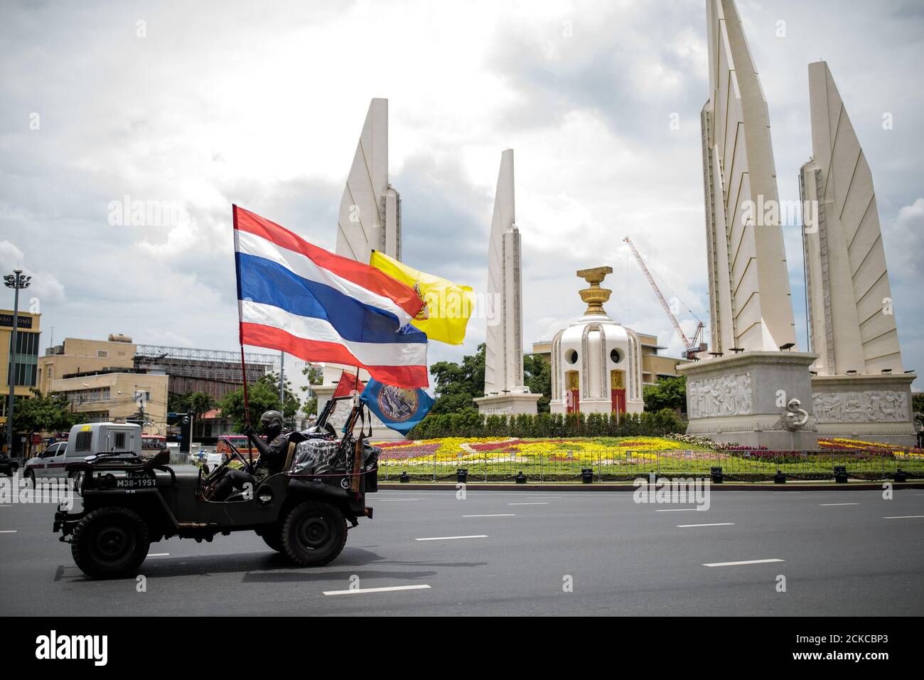 Monarchists stage a counter rally before thousands of other protesters attend a demonstration against the Government at Democracy Monument in Bangkok, Thailand on Sunday 16th, August 2020. Among the protesters' demands are calls for reform of Thailand's monarchy. (Photo - Jack Taylor) Stock Photo