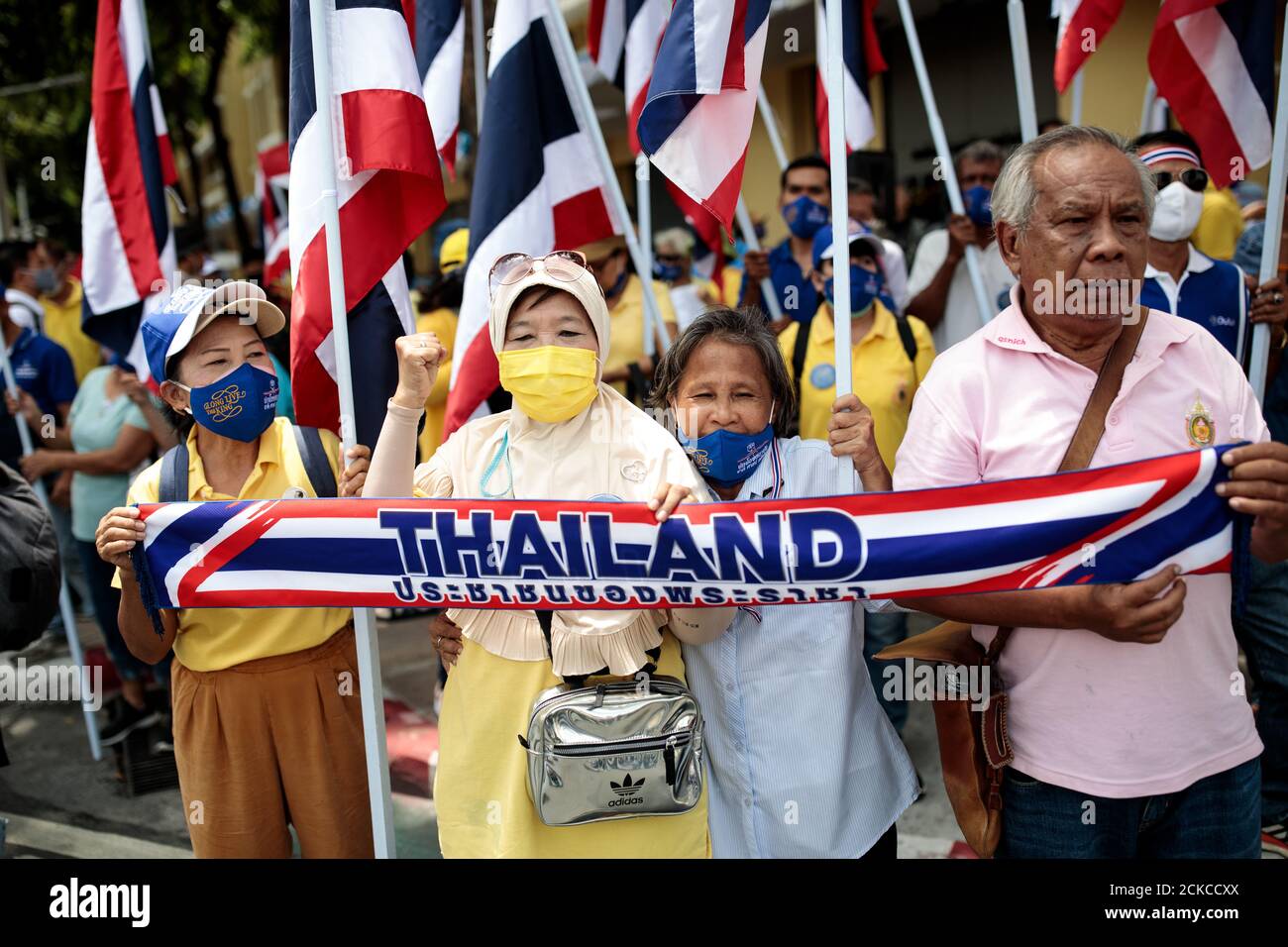 Monarchists stage a counter rally before thousands of other protesters attend a demonstration against the Government at Democracy Monument in Bangkok, Thailand on Sunday 16th, August 2020. Among the protesters' demands are calls for reform of Thailand's monarchy. (Photo - Jack Taylor) Stock Photo