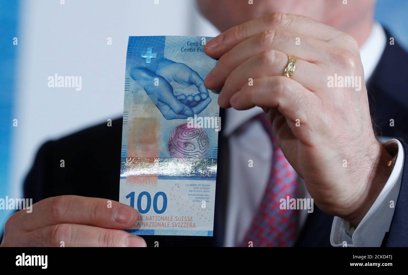 Chairman Thomas Jordan of Swiss National Bank (SNB) poses with the new 100  franc banknote after a news conference in Bern, Switzerland September 3,  2019. REUTERS/Arnd Wiegman Stock Photo - Alamy