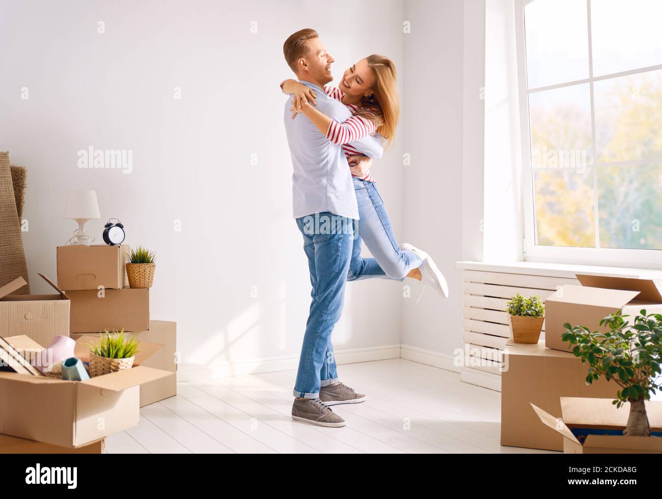 Happy young married couple are moving to new apartment Stock Photo - Alamy
