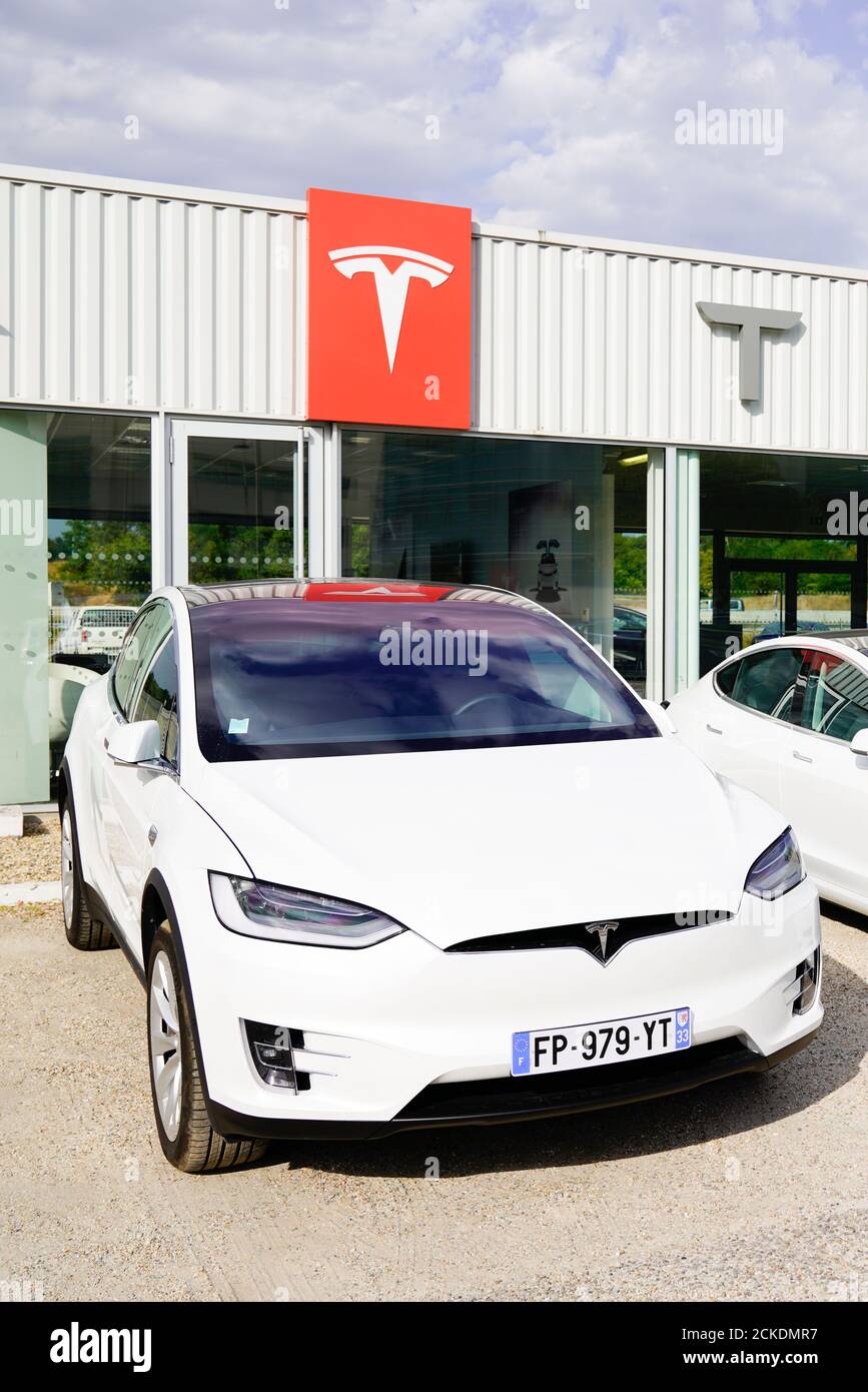 Bordeaux , Aquitaine / France - 09 01 2020 : Tesla Model 3 white electric  car vehicle in dealership new cars sale ready for delivery to customer  Stock Photo - Alamy