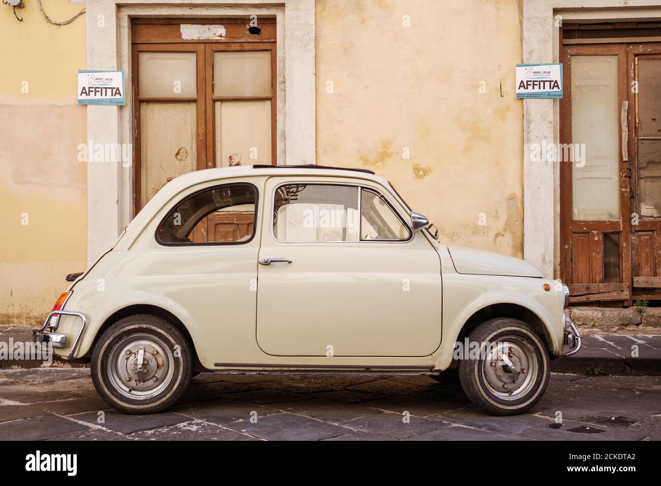 Vista interna con accessori in pelle. Fiat 500 ultimo secolo auto d'epoca.  1950 1960 1970 1980 1990 Toscana Italia Europa Foto stock - Alamy