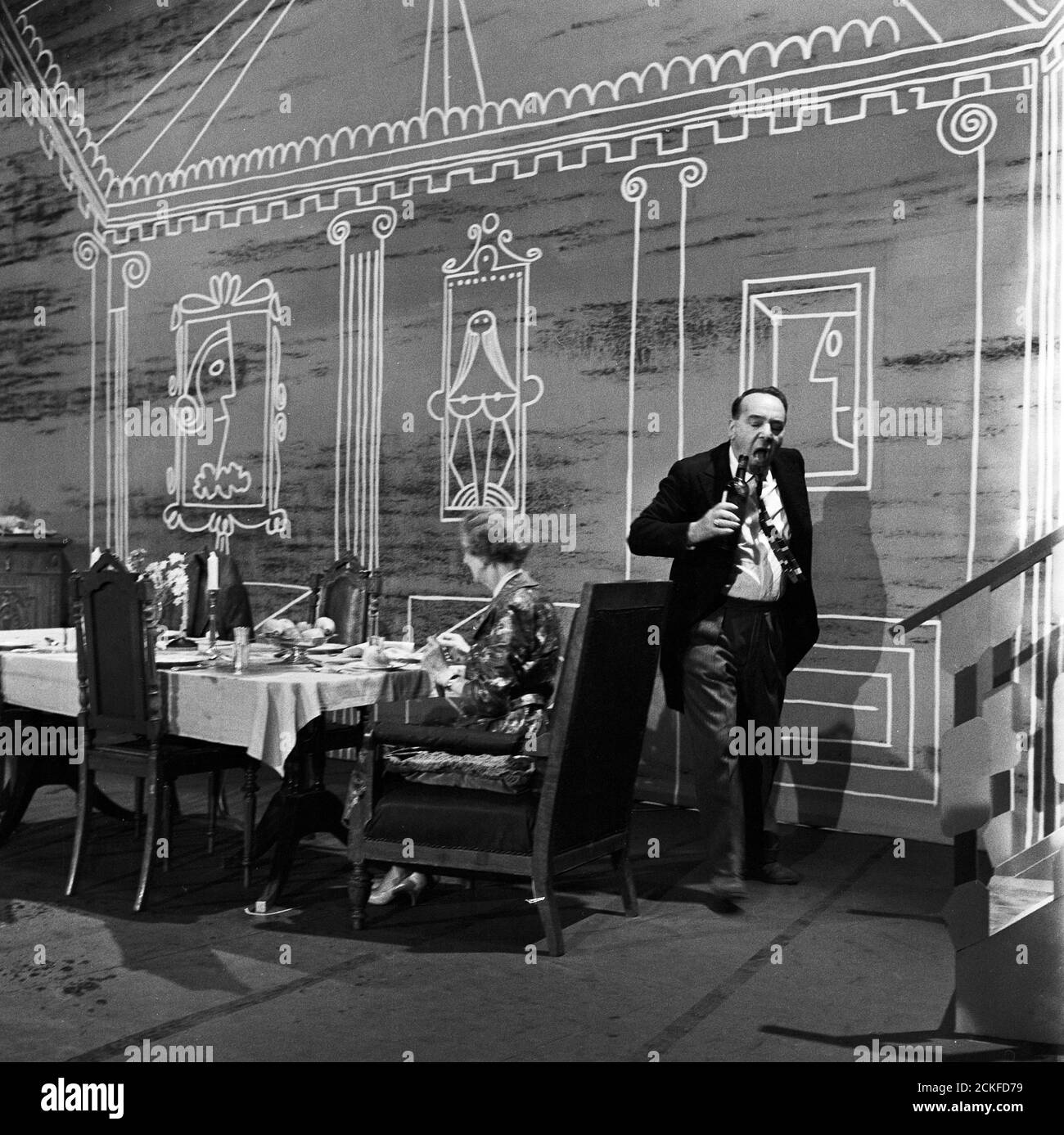 Freddie Frinton als Butler James und May Warden als Miss Sophie bei Proben für den Sketch 'Dinner for One oder Der 90. Geburtstag' als Fernsehproduktion des NDR in Hamburg am 7. März 1963, Deutschland 1960er Jahre. Stock Photo