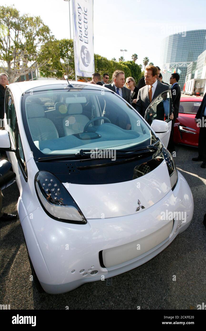 Charging a tesla roadster hi-res stock photography and images - Alamy