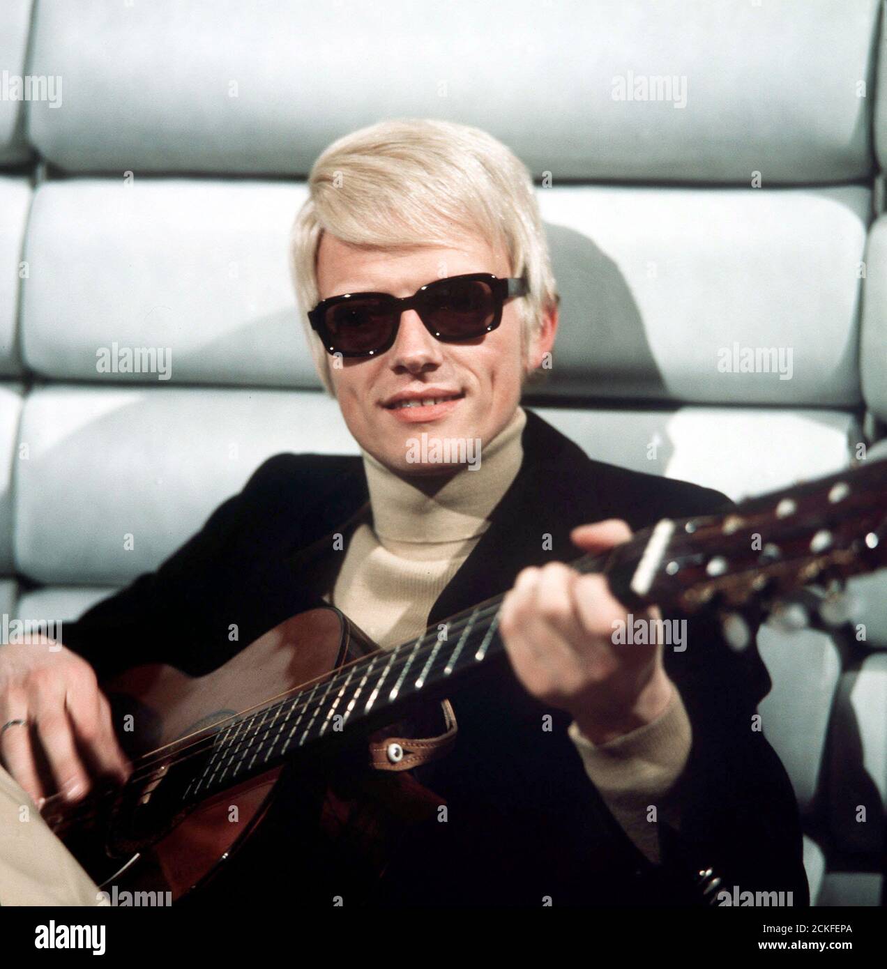 Deutscher Sänger HEINO mit Gitarre bei einem Auftritt, um 1977. German