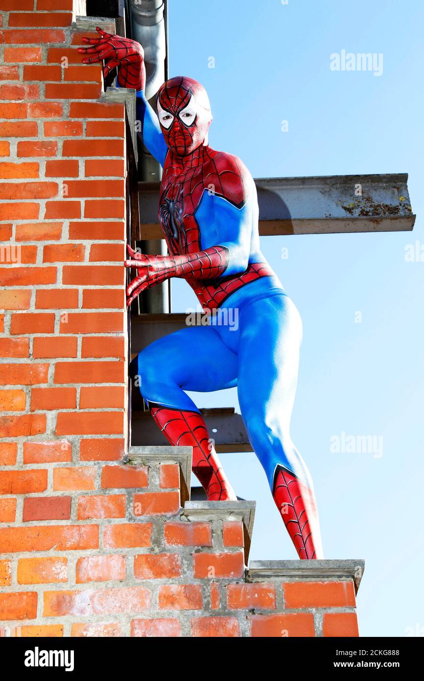 Hamelin, Deutschland. 15th Sep, 2020. GEEK ART - Bodypainting and Transformaking: Spider-Man Photoshooting with Patrick Kiel in the Hefehof. Hameln, 15.09.2020 - A project by the photographer Tschiponnique Skupin and the bodypainters and transformers Enrico Lein | usage worldwide Credit: dpa/Alamy Live News Stock Photo