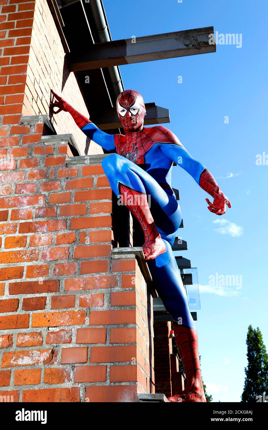GEEK ART - Bodypainting and Transformaking: Spider-Man Photoshooting with Patrick Kiel in the Hefehof. Hameln, 15.09.2020 - A project by the photographer Tschiponnique Skupin and the bodypainters and transformers Enrico Lein | usage worldwide Stock Photo