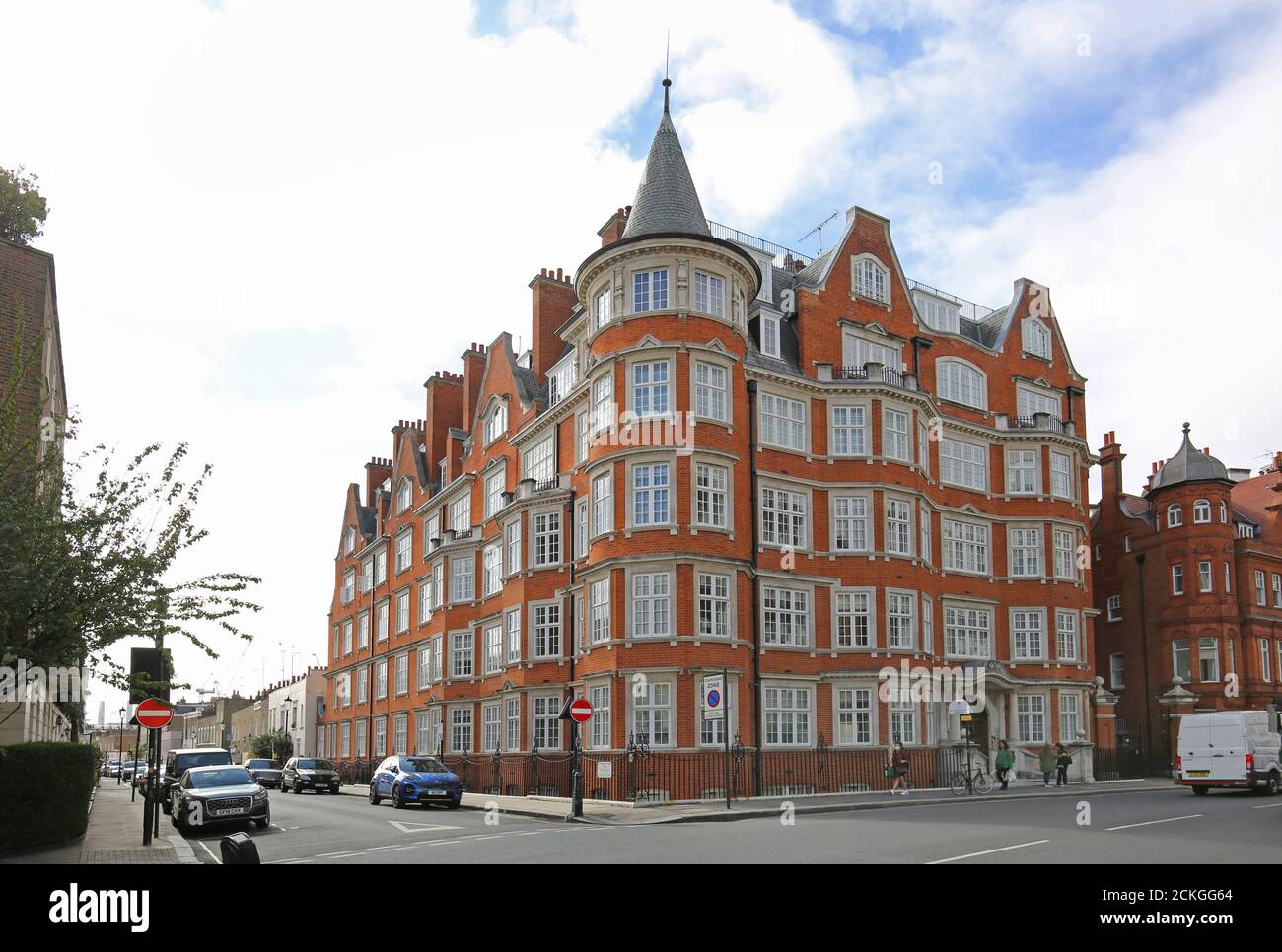 Exterior view of Eaton Mansions, Sloane Square, London, UK. A typical London 1930s-built apartment block. Exclusive flats in the heart of Chelsea. Stock Photo