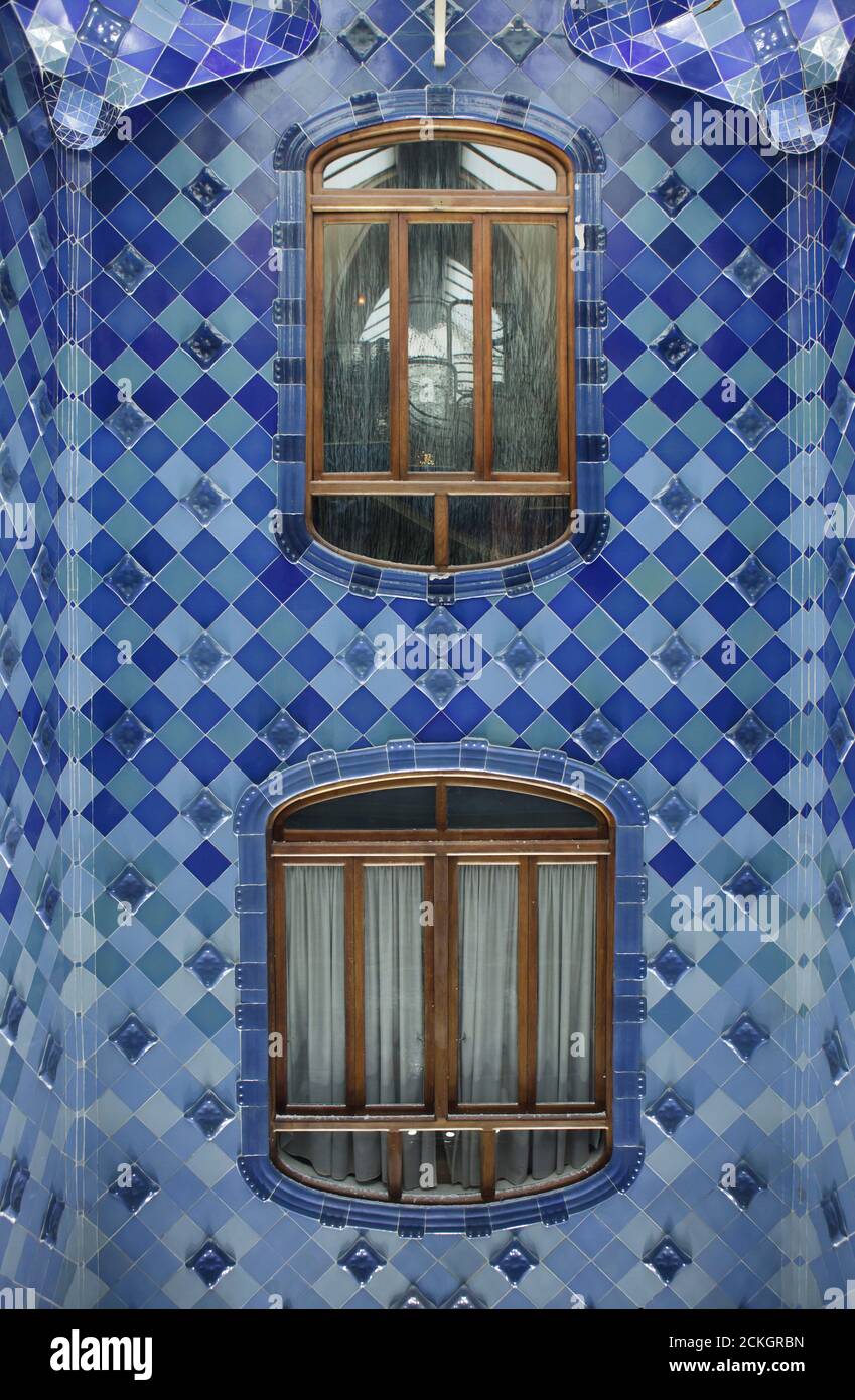 Blue tiled lightwell in the Casa Batlló in Barcelona, Catalonia, Spain. The mansion designed by Catalan modernist architect Antoni Gaudí for the Batlló family as a revenue house as well as a private family residence built was between 1904 and 1906. Stock Photo