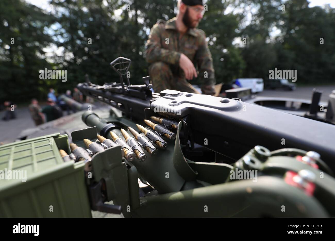 16 September 2020, North Rhine-Westphalia, Paderborn: A machine gun of the type MG3 (rapid fire rifle of the German weapon manufacturer Heckler & Koch using the cartridge 7.62 × 51 mm NATO) is mounted on a tank of the type Leopard 2A6M on the area of the Normandy barracks in Paderborn-Sennelager. German soldiers and representatives of the British armed forces in Germany train combat situations in a special combat simulation centre. The focus of the training weeks is the deployment of a tank platoon of both combat reconnaissance units. This makes it one of the most demanding operations of armou Stock Photo