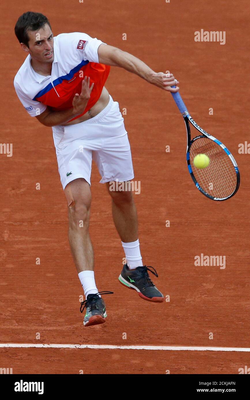Tennis - French Open - Roland Garros - Albert Ramos-Vinolas of Spain v Stan  Wawrinka of Switzerland - Paris, France - 1/06/16. Albert Ramos-Vinolas  serves. REUTERS/Pascal Rossignol Stock Photo - Alamy