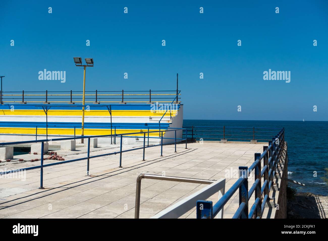 Open air swimming pool hi-res stock photography and images - Alamy