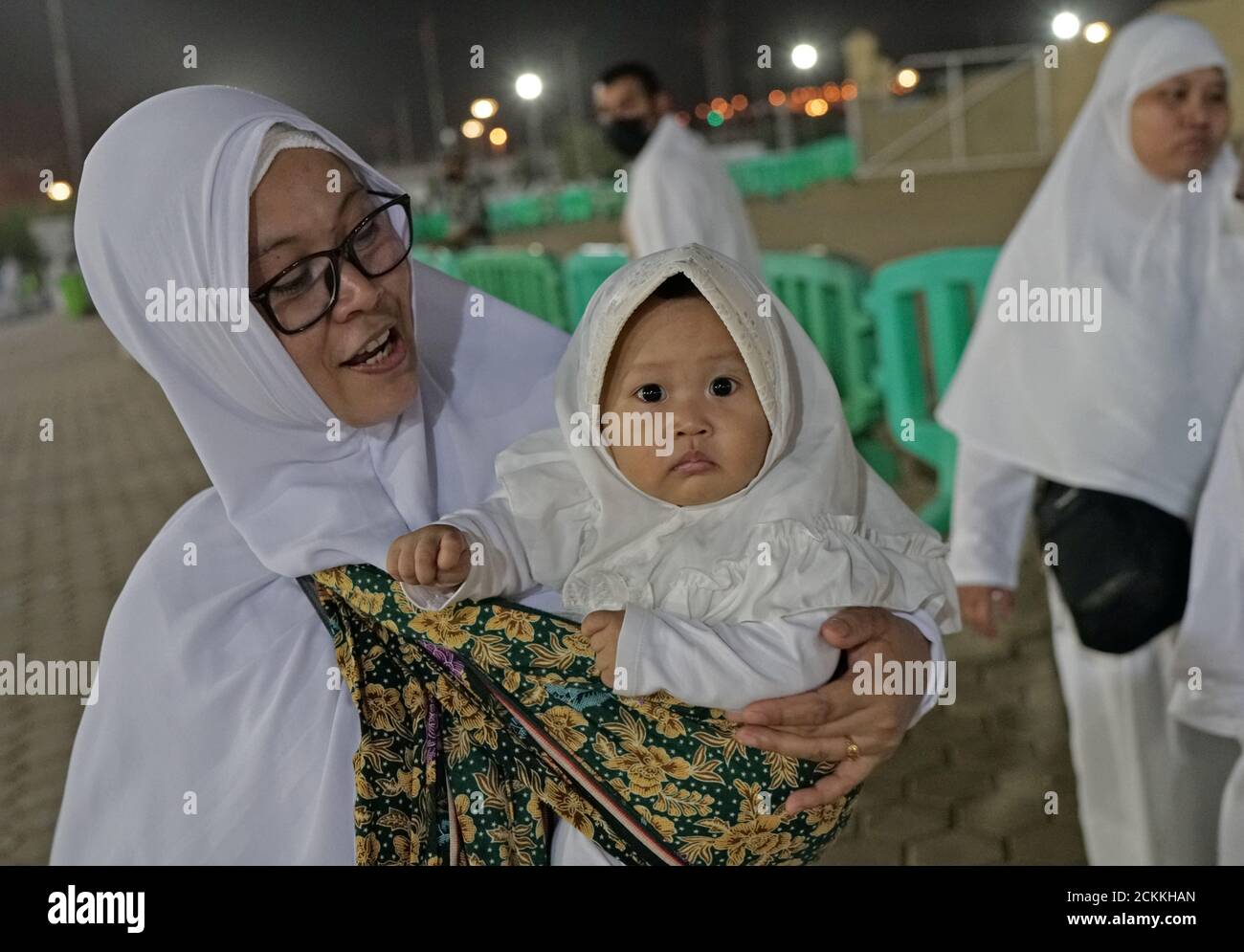 A Woman Carries Her Baby As She Walks Through Mount Mercy On The Plains Of Arafat During The Annual Haj Pilgrimage Outside The Holy City Of Mecca Saudi Arabia August 10 19
