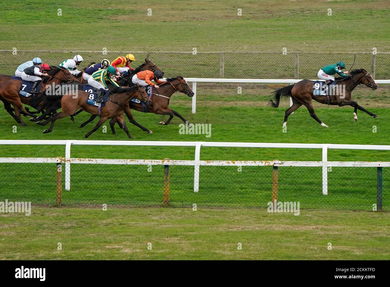 Hollie Doyle riding Majestic Noor (right, green) win The EBF Stallions John Musker Fillies' Stakes at Great Yarmouth Racecourse. Stock Photo