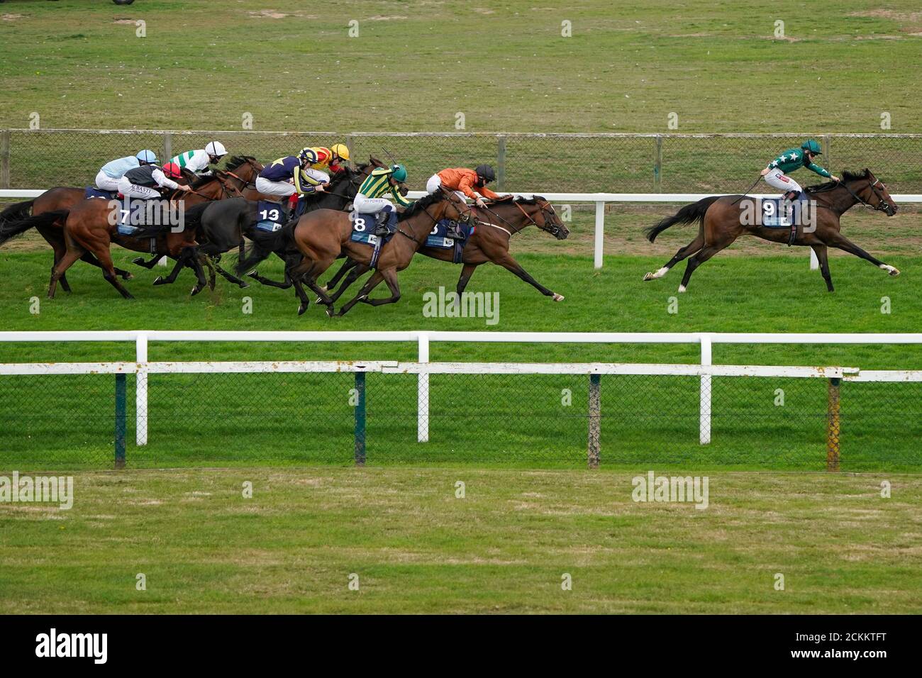 Hollie Doyle riding Majestic Noor (right, green) win The EBF Stallions John Musker Fillies' Stakes at Great Yarmouth Racecourse. Stock Photo