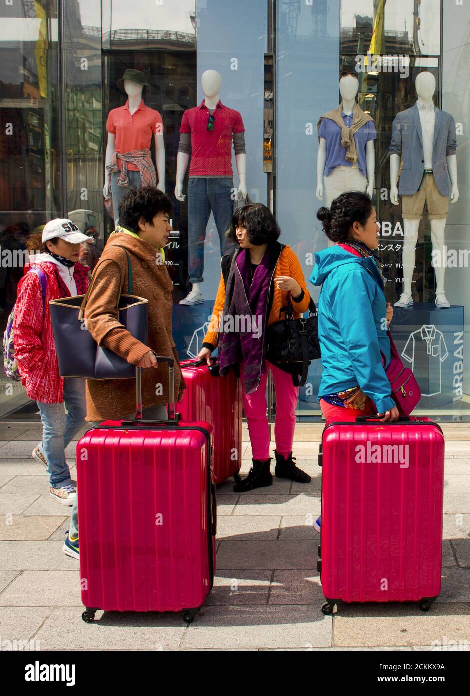 Suitcases store hi-res stock photography and images - Page 2 - Alamy