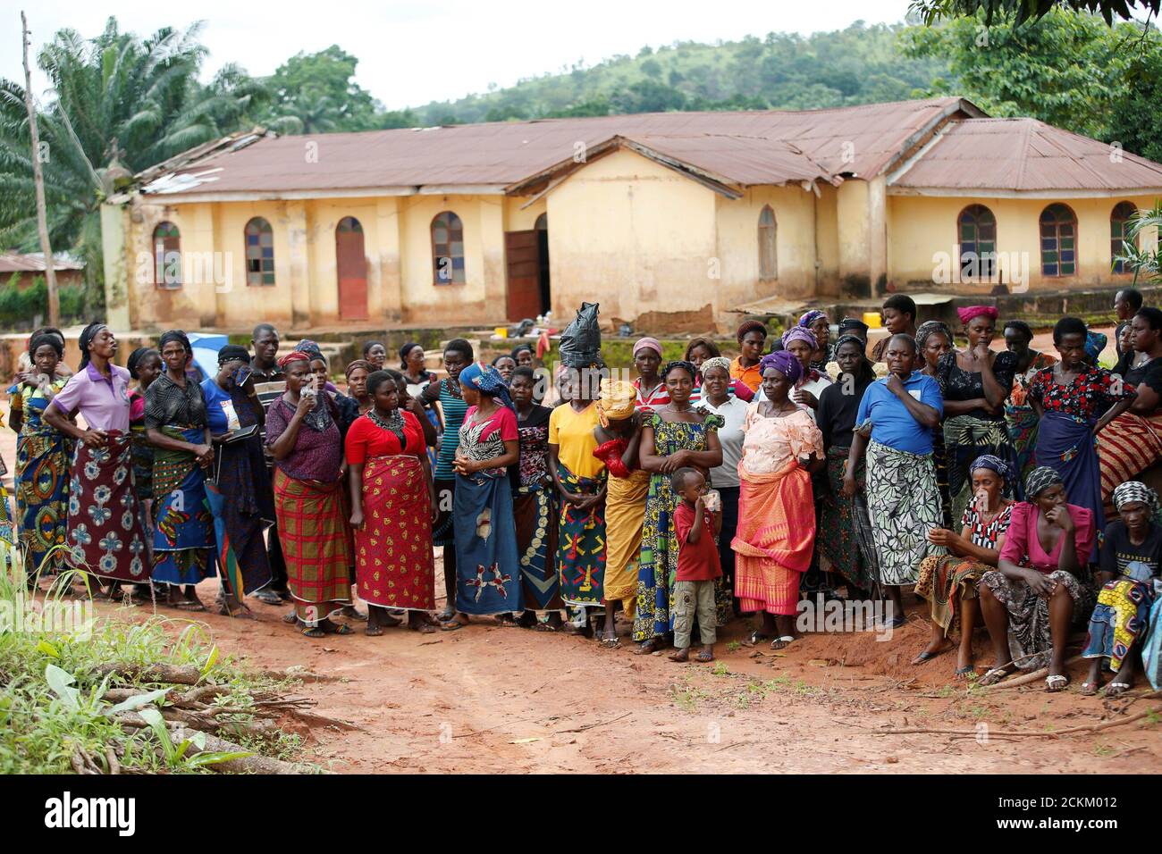 Village community meeting africa hi-res stock photography and images