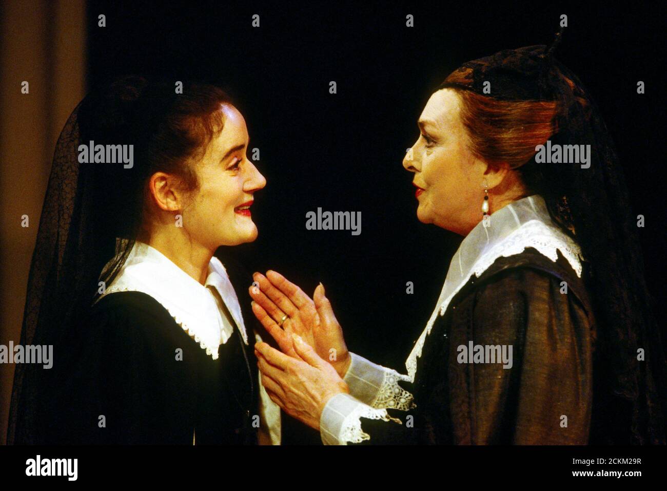 l-r: Sophie Thompson (Helena), Barbara Jefford (Countess of Rousillion) in ALL'S WELL THAT ENDS WELL by Shakespeare at the Royal Shakespeare Company (RSC), Swan Theatre, Stratford-upon-Avon, England  30/06/1992  design: John Gunter  lighting: Rick Fisher  director: Peter Hall Stock Photo
