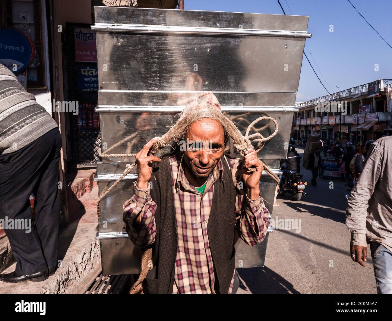 An elderly Indian porter in a market Stock Photo - Alamy