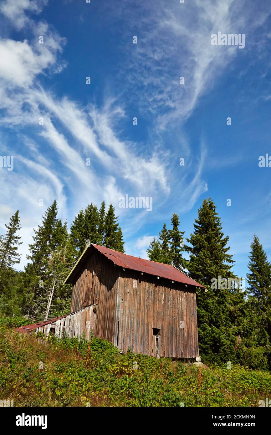Old Norwegian field barn and dramatic cirrus clouds at Vikerfjell in central Norway Stock Photo