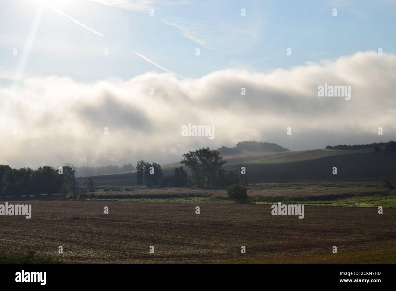 Fog over city dawn hi-res stock photography and images - Alamy