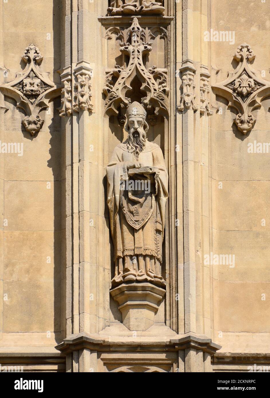 London, England, UK. Statue of St David on the Southern facade of the Palace of Westminster Stock Photo