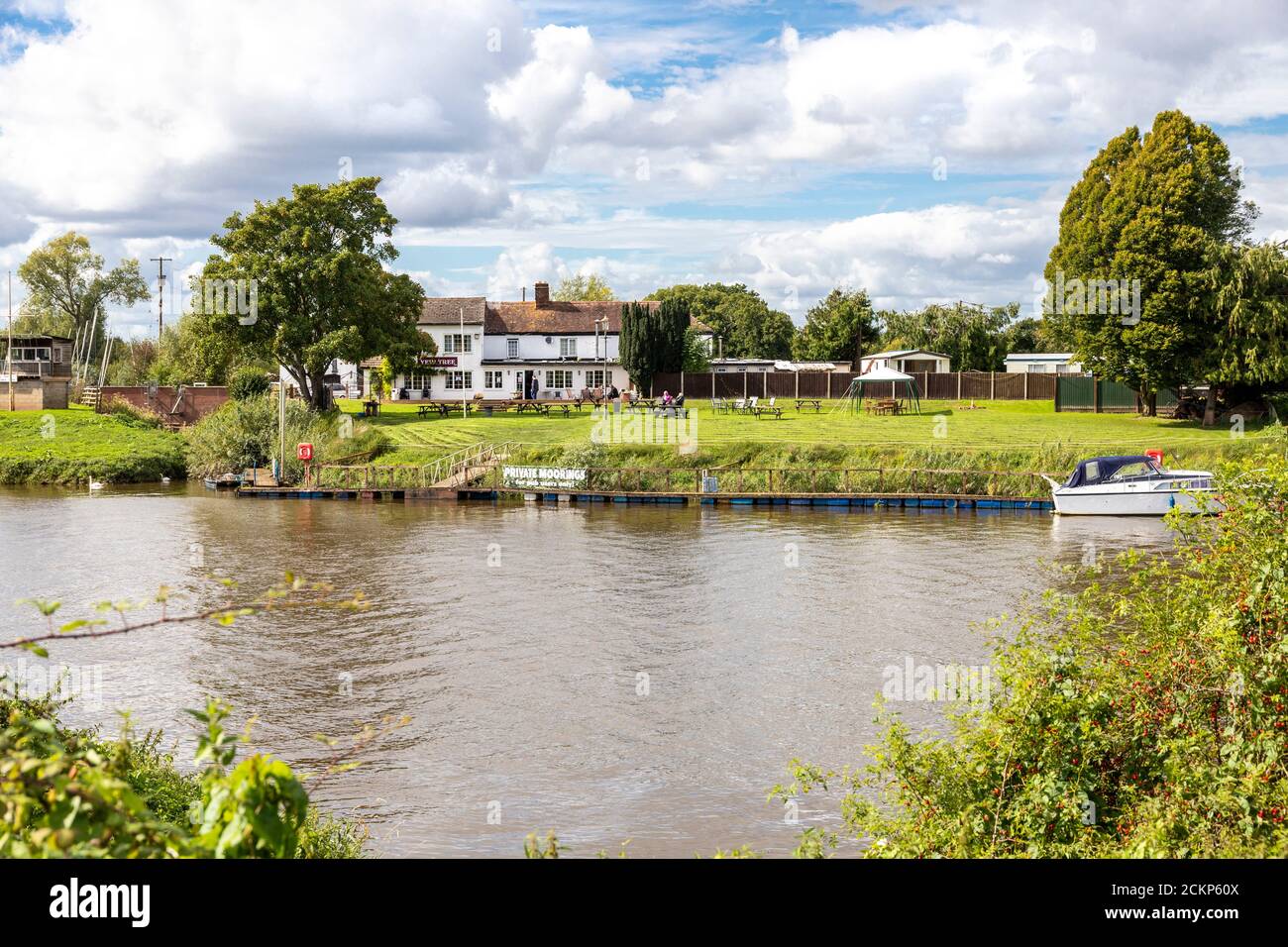 The Yew Tree Inn (Old Ferry Inn) on the banks of the River Severn at Chaceley, Gloucestershire UK Stock Photo